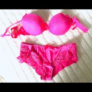 Hot pink H&M push up bra with lace detail